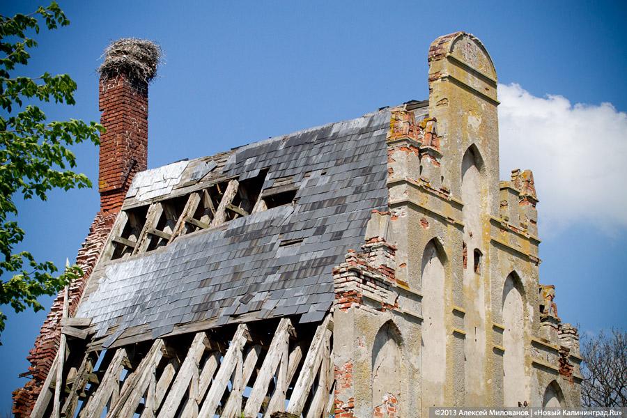 «Приезжайте позже»: территория переданной РПЦ кирхи в Романово превратилась в поселковую свалку