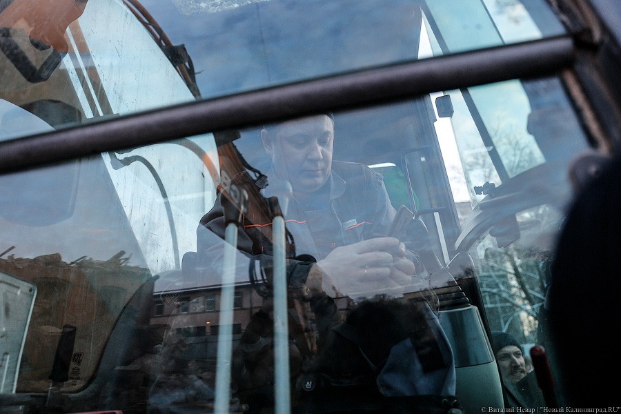 Одна на экскаватор: Ксения Собчак приехала в Калининград (фото)