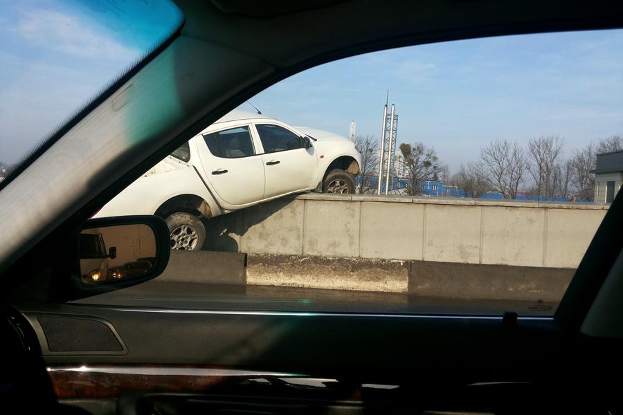 На Невского пикап едва не вылетел с моста, водители винят во всем гололед (фото)
