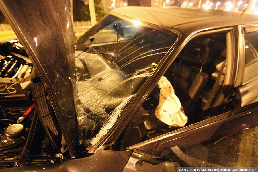 На второй эстакаде «Ауди» врезалась в столб и загорелась (фото)