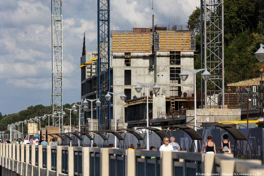 С видом на море и стройку: как выглядит пляж в Светлогорске этим летом