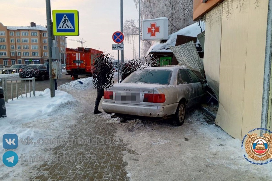 В Гурьевске 19-летний водитель выехал на тротуар и сбил пешехода (фото)