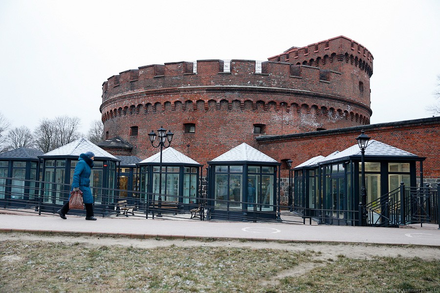 Много «курилок»: закончился монтаж новых палаток у музея Янтаря (фото)