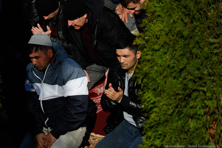Сотни мусульман совершили под Калининградом молитву в честь Ураза-Байрам (фото)