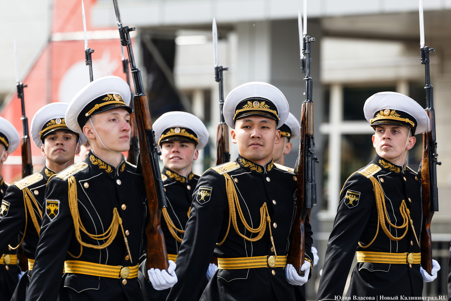 Под Знаменем Победы: в центре Калининграда прошел военный парад (фото)