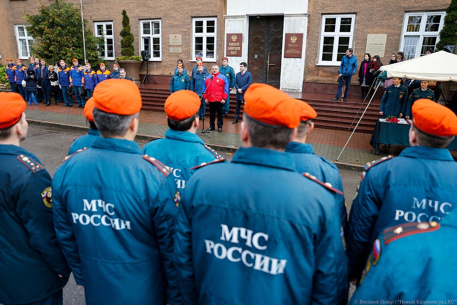 Мотоциклы и медали: как в МЧС региона подарки из рук министра получали