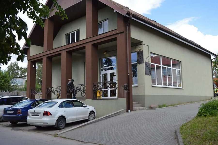 В Гвардейске открыли арт-пространство со скульптурами из автомобильных запчастей (фото)