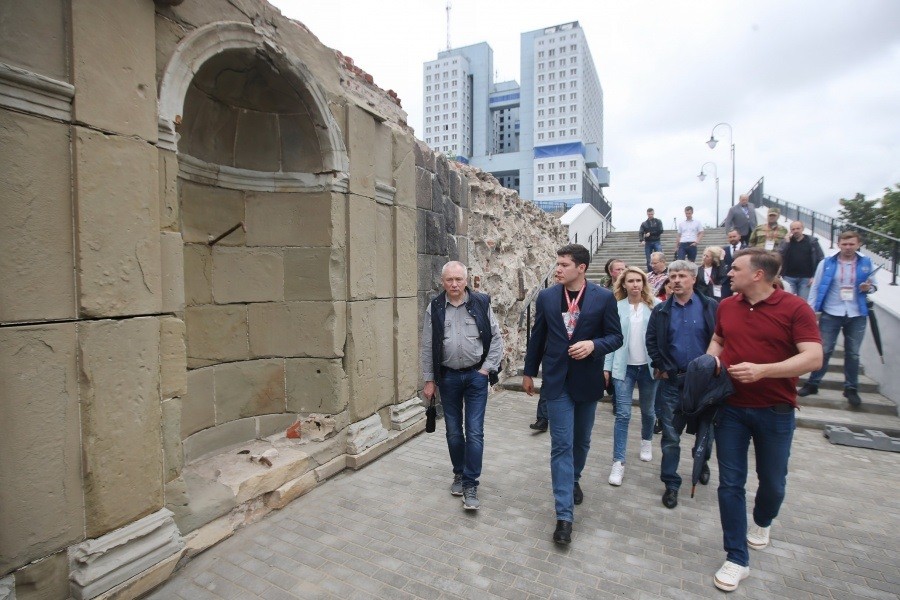На раскопках Королевского замка по решению Алиханова убирают часть ограждения