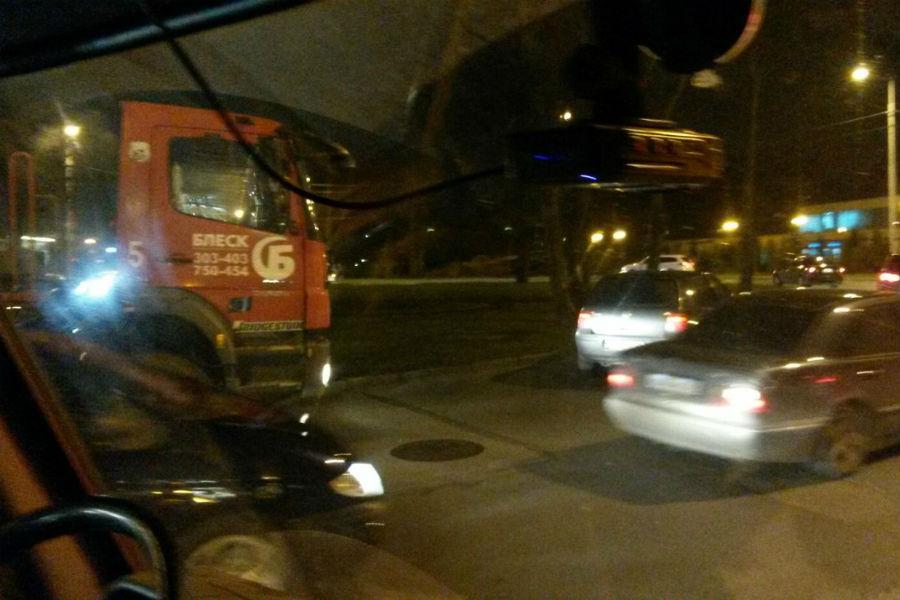 На ул. Дмитрия Донского грузовик врезался в легковое авто (фото)