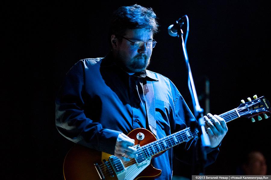 «Вечер поэзии»: «Сурганова и Оркестр» поздравили калининградок с 8 марта