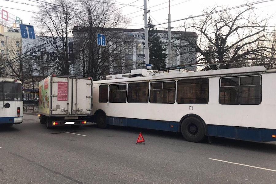 В Калининграде грузовик врезался в троллейбус, пострадала кондуктор (фото)