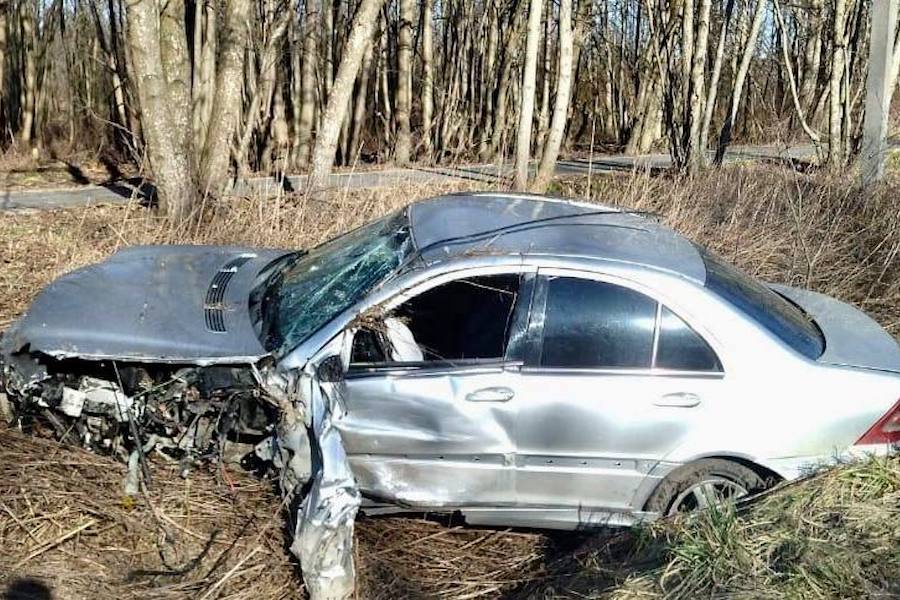 Под Светлогорском в ДТП со встречкой и вылетом в кювет пострадали три человека (фото)