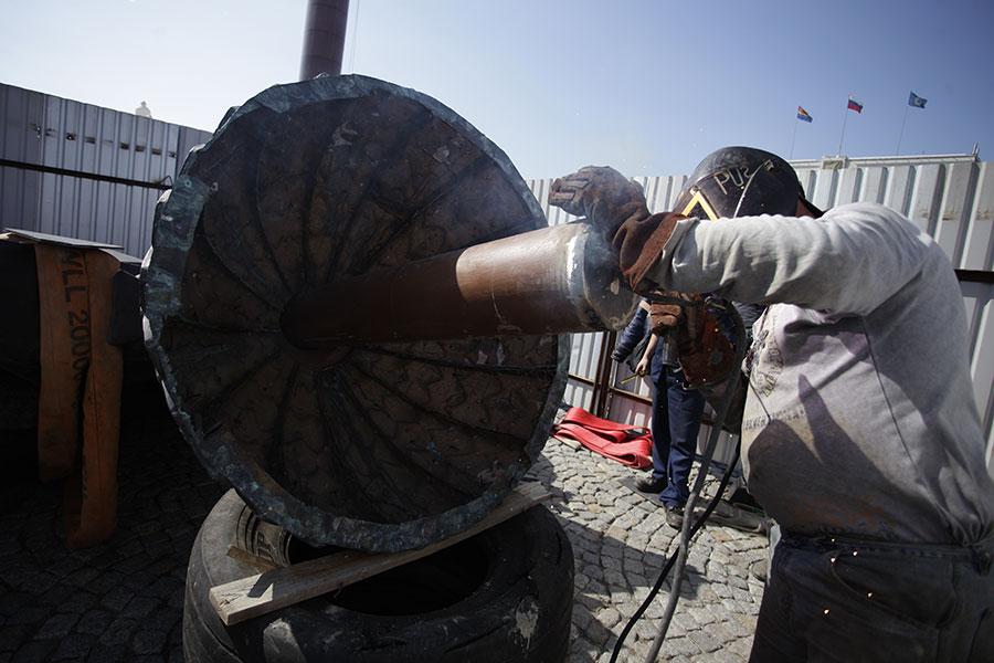 Орден наконец привезли: триумфальная колонна получила свое украшение