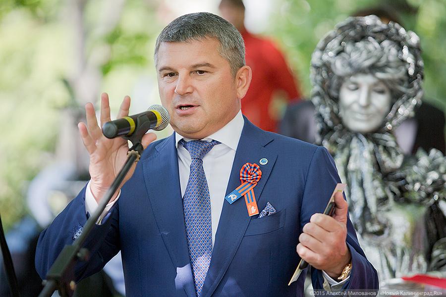 На фоне недостроя: как в Калининграде энергетики сквер открыли (фото)