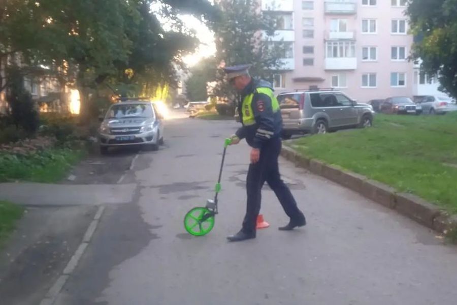 В Балтийске неизвестный водитель сбил школьницу в наушниках и скрылся