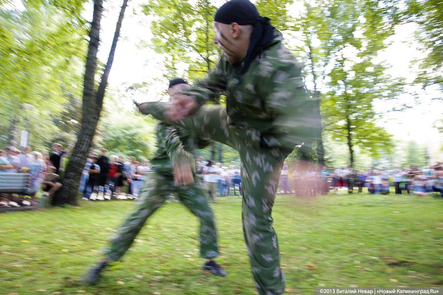 Камуфляж и полоски: «Голубые береты» Калининграда почтили память погибших товарищей