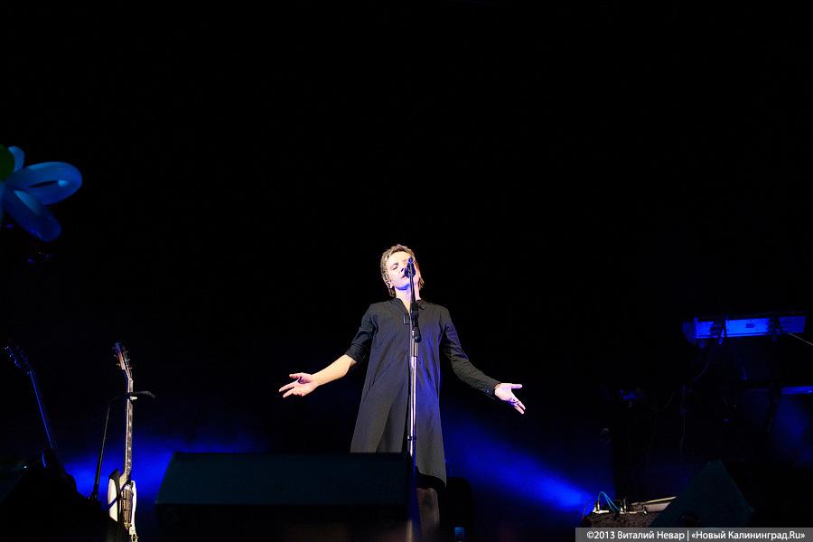 «Вечер поэзии»: «Сурганова и Оркестр» поздравили калининградок с 8 марта