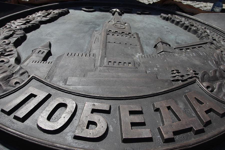 Орден наконец привезли: триумфальная колонна получила свое украшение