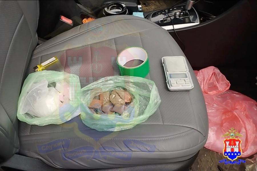 В Калининграде полицейские задержали автомобилистку с крупной партией амфетамина