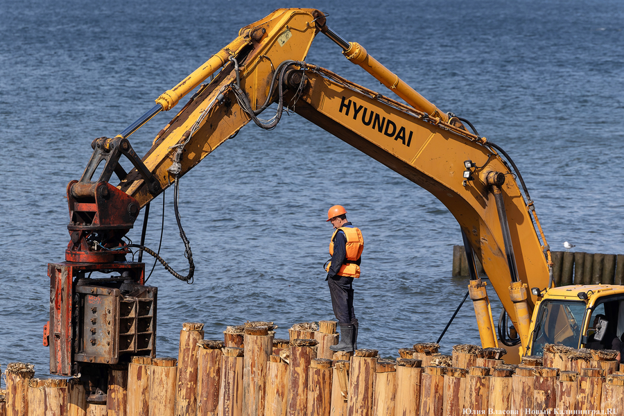 С видом на море и стройку: как выглядит пляж в Светлогорске этим летом