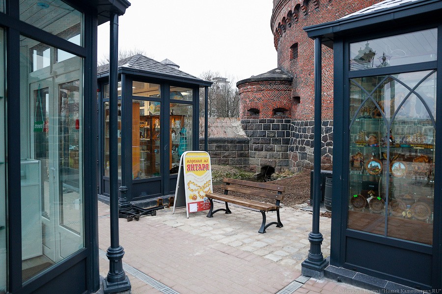 Много «курилок»: закончился монтаж новых палаток у музея Янтаря (фото)