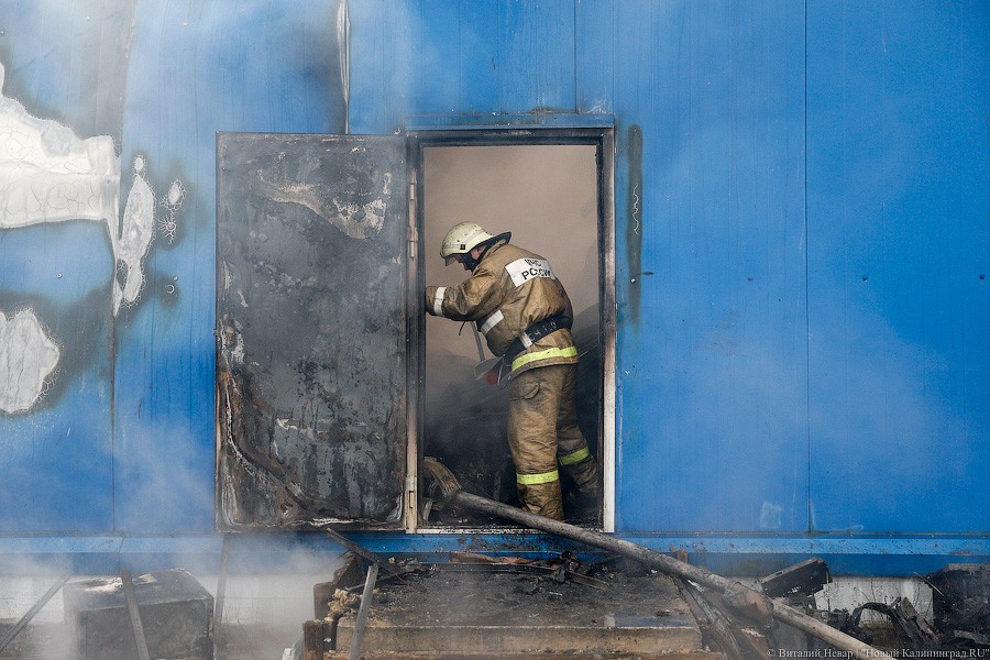 Огненное утро: как калининградские пожарные спасали винный склад