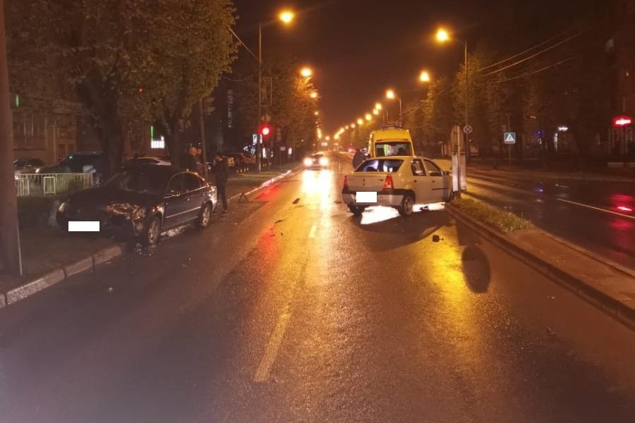 На улице А. Невского водитель «Рено» не уступил «Фольксвагену» и пострадал (фото)