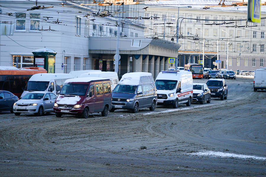 «Насладиться» зимой: во что превратились дороги в Калининграде после снегопада (фото)