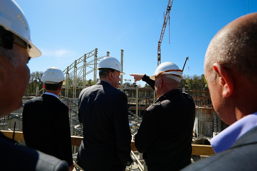 Далеко ли до Юрмалы: как губернатор Николай Цуканов стройплощадку Театра эстрады навещал