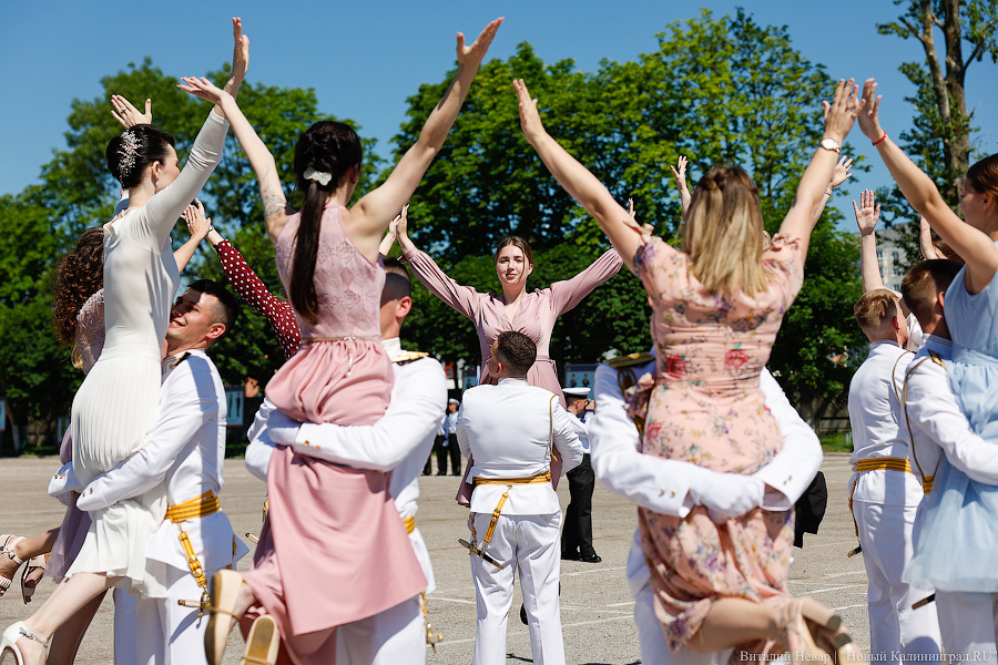 Погоны, кортики и женщины-офицеры: как прошел выпуск в БВМИ (фото)