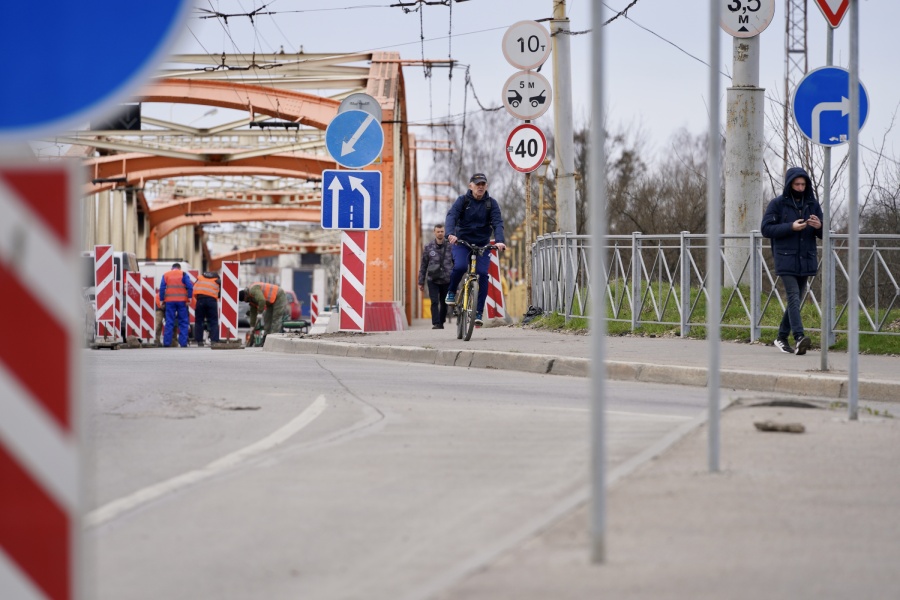 «Надоело „хыдыщкаться“ по стыкам»: на Киевской начался ремонт «оранжевого» моста (фото)