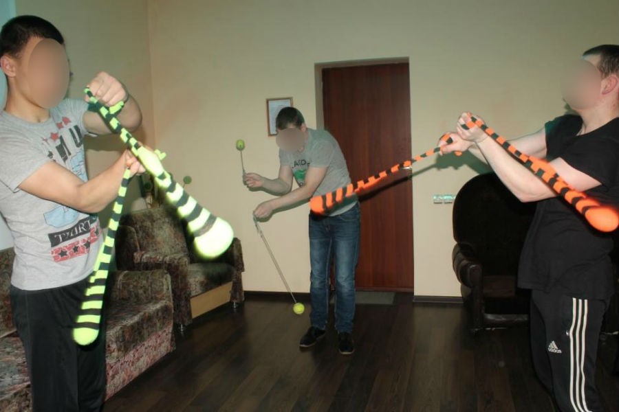 В СИЗО № 3 несовершеннолетних заключенных научили жонглировать шарами на верёвках
