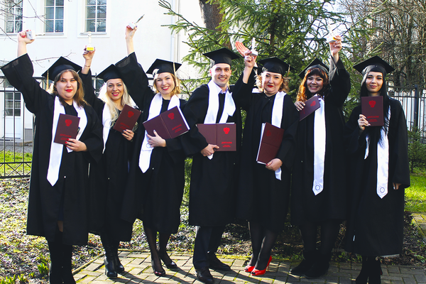 Будь в тренде — поступай в МФЮА