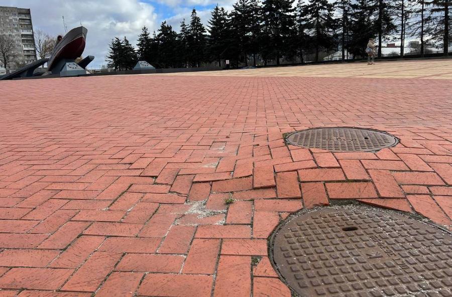 Власти: плитка у памятника «Морякам-балтийцам» просела из-за прошлогоднего обустройства фонтана