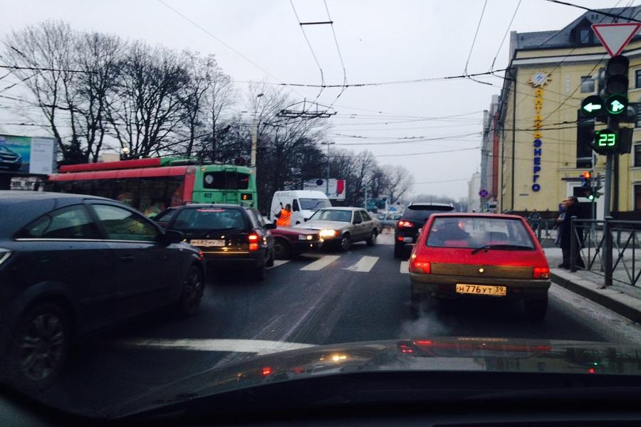 В центре Калининграда столкнулись две машины, движение блокировано (фото)