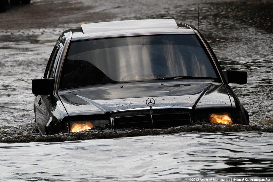 «Праздничные купания»: фоторепортаж с затопленной Аллеи Смелых