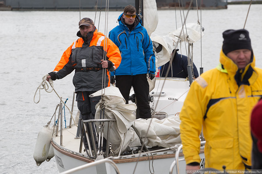 Венки на воде: яхтсмены в Балтийске почтили память погибших при штурме Пиллау