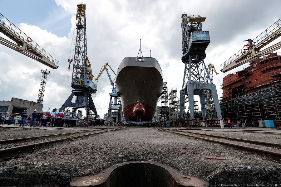 25 мая: спуск на воду большого десантного корабля «Петр Моргунов» на «Янтаре»