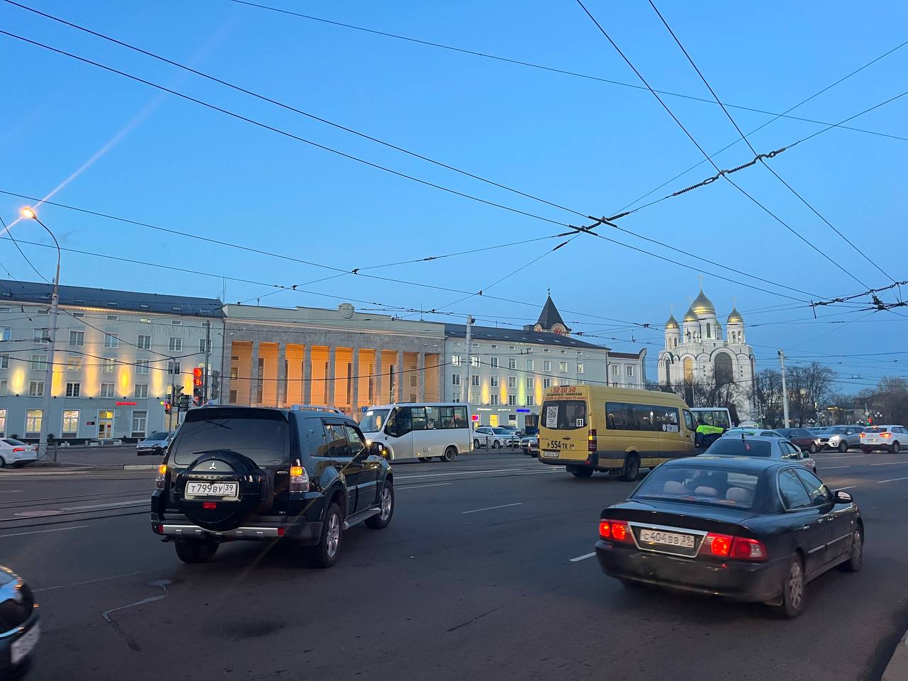 В центре Калининграда столкнулись маршрутка и внедорожник: движение затруднено