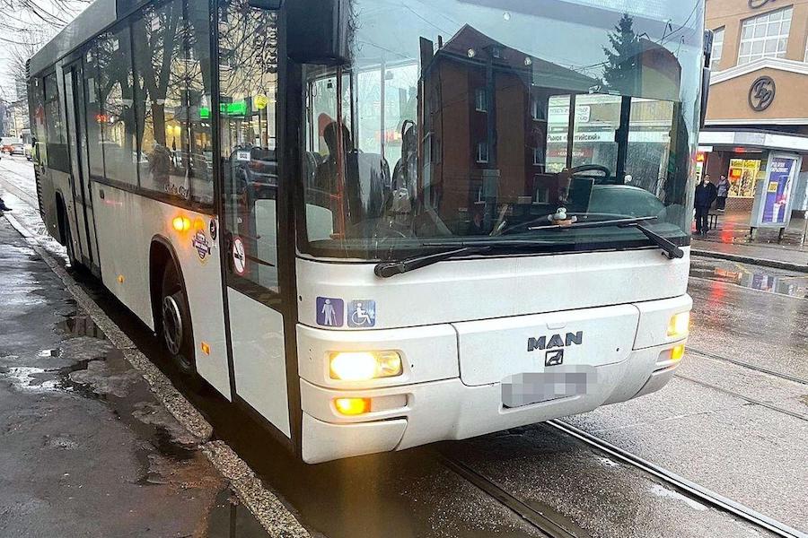 В Калининграде пассажир получил травму при попытке зайти в автобус