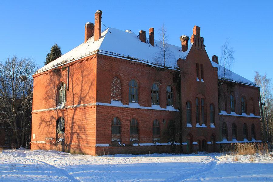 Смрад и овцы: старинную семинарию под Черняховском превратили в хлев