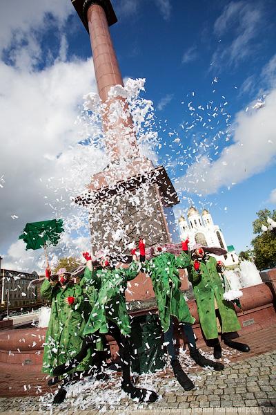 Клоуны на дорогах: участники шоу «сНежная симфония» устроили флэшмоб в Калининграде