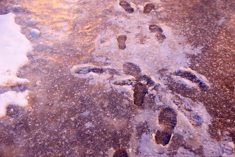 Ледовый остров: под второй эстакадой прорвало трубопровод (фото)