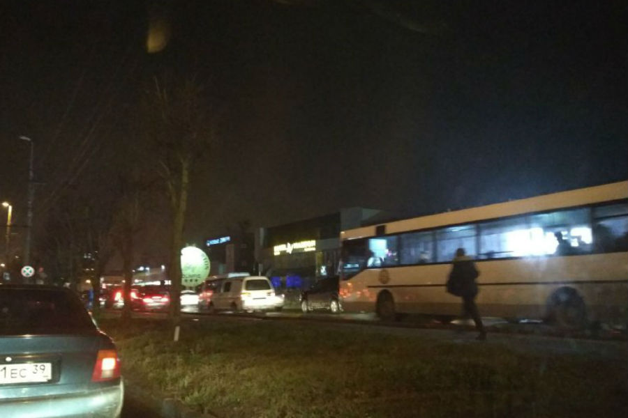 Московский проспект встал в пробке из-за канализационного люка