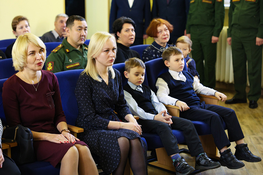 Был учителем, осталось трое детей: вдове контрактника из Гусева вручили золотую звезду (фото)