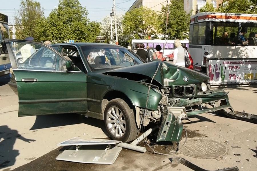В Калининграде на Ленинском проспекте автомобиль «БМВ» снес столб