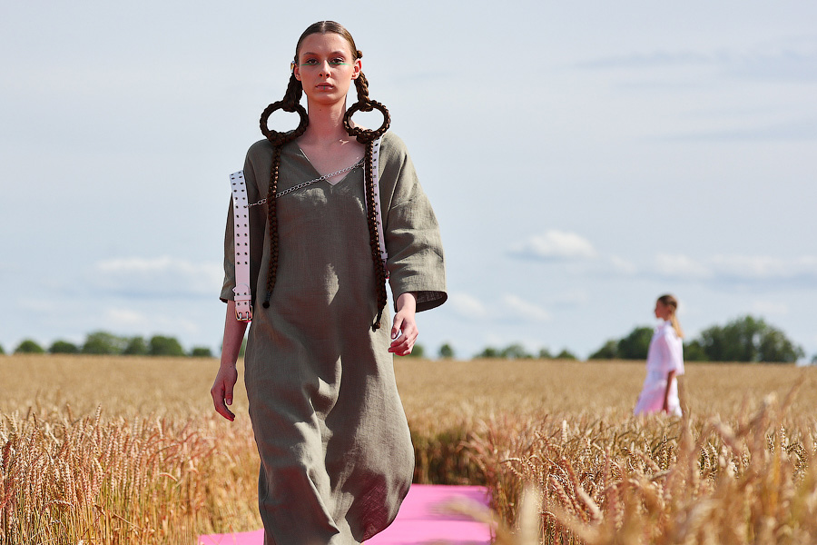 Один в поле — дизайнер: на Дне поля прошёл модный показ в колосьях (фото)