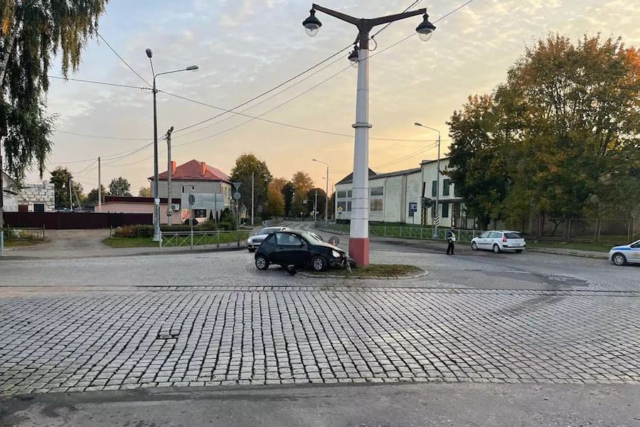 В центре Большаково «Форд» врезался в столб (фото)