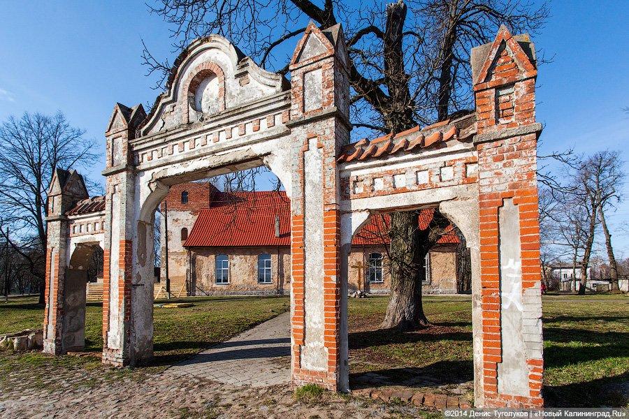 Колея и ворота: католический и православный приходы поселка Большаково в немецких кирхах