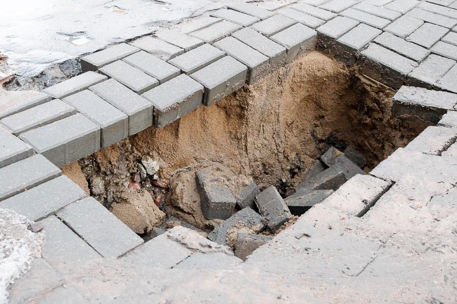 Дорога и пустота: на Ленпроспекте асфальт не выдержал нагрузки (фото)